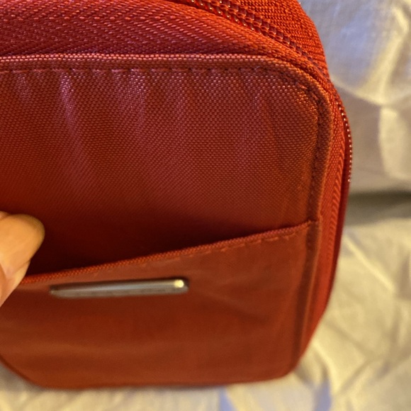 Baggallini Wristlet Pre-owned Approximately 6" H & 4" W Holds Cash/Credit Cards - Picture 2 of 9